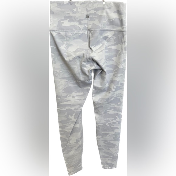 Like New Lululemon Wunder Under High Rise 28” Rib size 8 in Incognito Camo - Picture 2 of 5